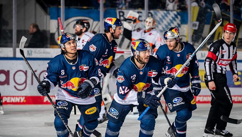 Die Torschützen zum 1:0 und 2:0: Ehliz (M.) und Ortega (l.) bringen den EHC gegen Wolfsburg auf die Siegerstraße - und ins Finale.