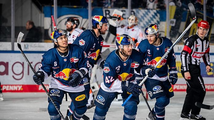 Die Torschützen zum 1:0 und 2:0: Ehliz (M.) und Ortega (l.) bringen den EHC gegen Wolfsburg auf die Siegerstraße - und ins Finale.