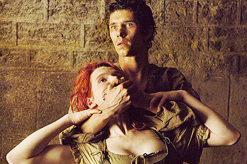 Kinoerfolg eines Welt-Bestsellers: Jean-Baptiste Grenouille (Ben Whishaw) und das Mirabellen-Mädchen (Karoline Herfurth) in der Constantin-Produktion &bdquo;Das Parfum" von 2006.