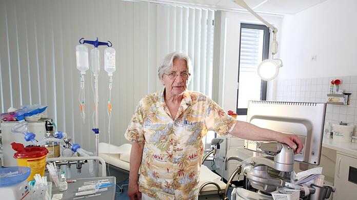 Friedrich Stapf in seiner Praxis. Er ist kein gewöhnlicher Arzt und sieht auch nicht so aus. Beim AZ-Fototermin, wie auch beim Besuch der AZ-Reporterin ein paar Tage zuvor, trägt erHawaiihemd.