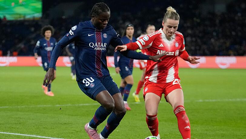 Enges Duell: Bayerns Franziska Kett (r) im Zweikampf mit PSG-Spielerin Merveille Kanjinga. Enges Duell: Bayerns Franziska Kett (r) im Zweikampf mit PSG-Spielerin Merveille Kanjinga.