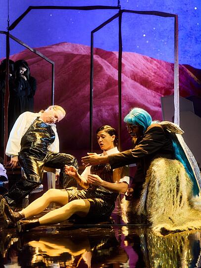 Stefan Merki als Geppetto hat gerade Pinocchio (Tosh Basco) aus dem Pinienholz gehauen, w&auml;hrend die Fee mit den blauen Haaren (Josh Johnson), der Holzfigur Leben einhaucht.