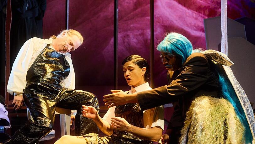 Stefan Merki als Geppetto hat gerade Pinocchio (Tosh Basco) aus dem Pinienholz gehauen, w&auml;hrend die Fee mit den blauen Haaren (Josh Johnson), der Holzfigur Leben einhaucht.