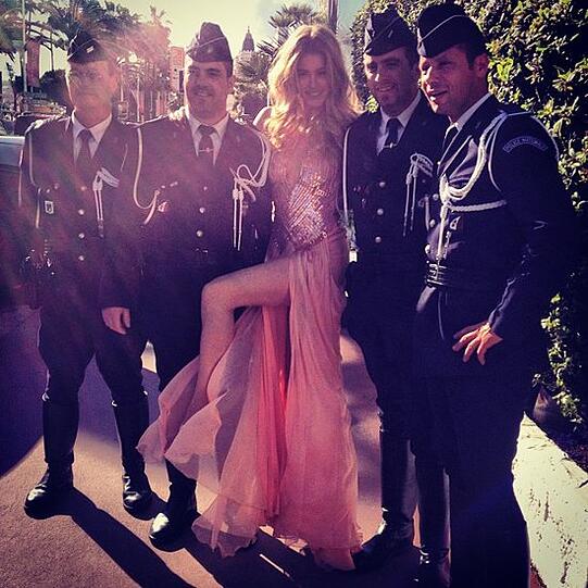 DoutzenKroes posiert mit französischen Polizisten während der Filmfestspiele in Cannes