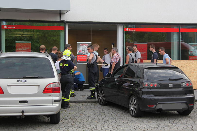 Kurioser Unfall beim Einparken in Waldkraiburg. Die Bilder vom Crash in die Sparkasse.