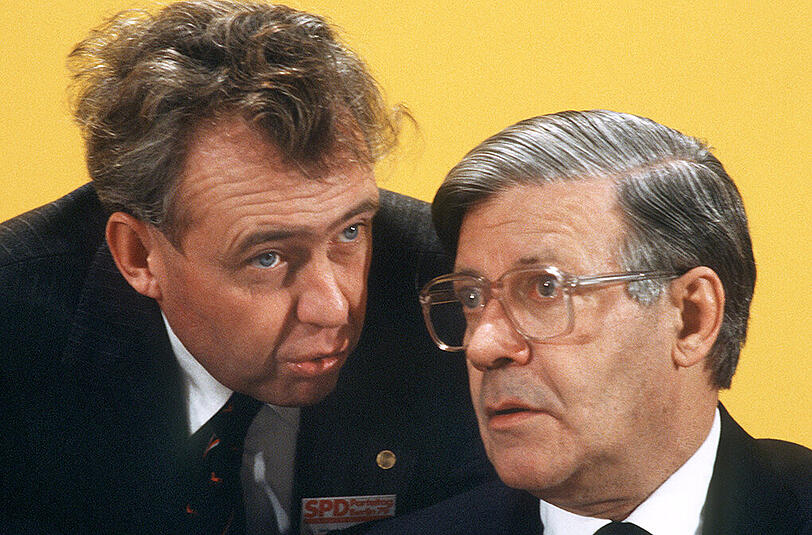 Minister Hans Apel (l) unterhält sich auf dem Bundesparteitag der SPD am 3.12.1979 in Berlin mit dem damaligen Bundeskanzler Schmidt.