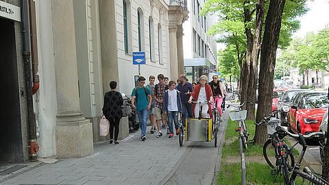 Brennpunkt Brienner Straße: Hier wird es oft richtig eng, wenn Radler und Fußgänger aufeinandertreffen.