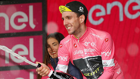 Hat beim Giro d'Italia derzeit einiges zu feiern: Simon Yates.