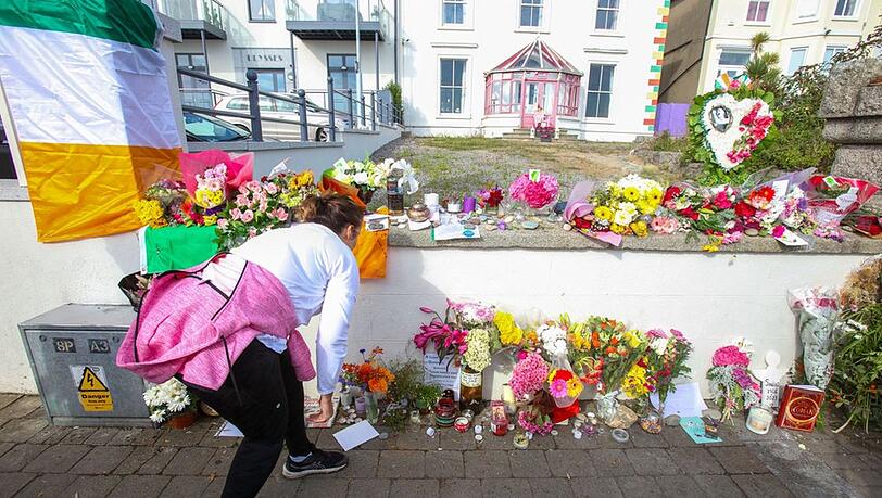 Im Haus an der Strand Road lebte Sinéad O'Connor 15 Jahre lang. Hier führte der Trauerzug vorbei und viele Menschen erwiesen ihr mit Blumen und Karten die letzte Ehre.