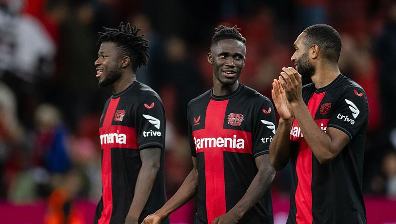 Die Leverkusener um Edmond Tapsoba, Odilon Kossounou und Jonathan Tah (l-r) sind derzeit gut in Form.