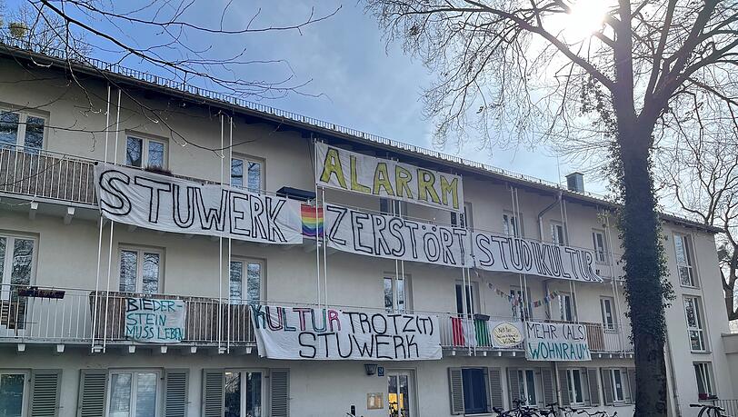 Studierende protestieren mit Bannern gegen geplante Neuerungen.