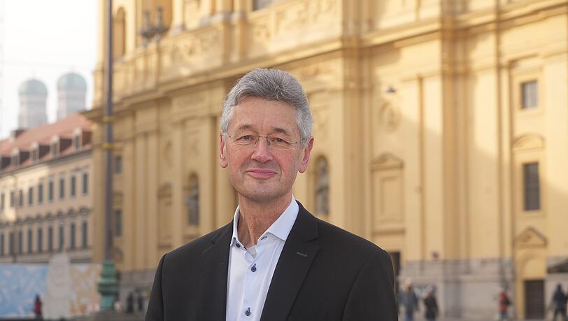 Michael Piazolo (FW) am Odeonsplatz. "Ich liebe es hier, weil man Feldherrnhalle, Frauenkirche und Theatinerkirche auf einmal sehen kann&ldquo;, sagt der ehemalige Minister. Mehr M&uuml;nchen habe man kaum an einem einzigen Ort.