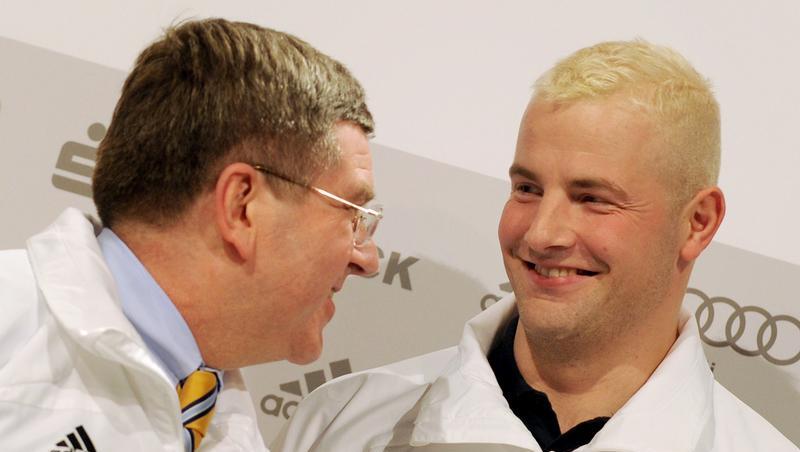 Thomas Bach (l) und André Lange verkünden, dass Lange die deutsche Fahne tragen wird. Thomas Bach (l) und André Lange verkünden, dass Lange die deutsche Fahne tragen wird.