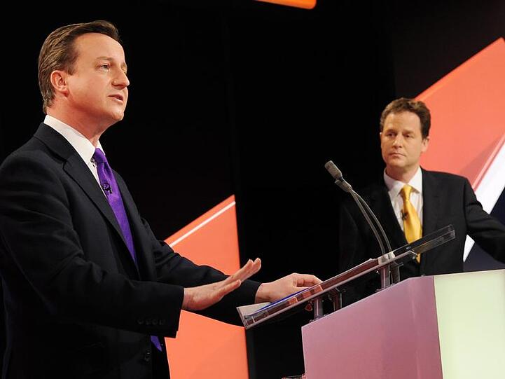 Der Führer der Konservativen, David Cameron (l), und der Führer der Liberaldemokraten, Nick Clegg, bei einer TV-Debatte. (Archivbild)