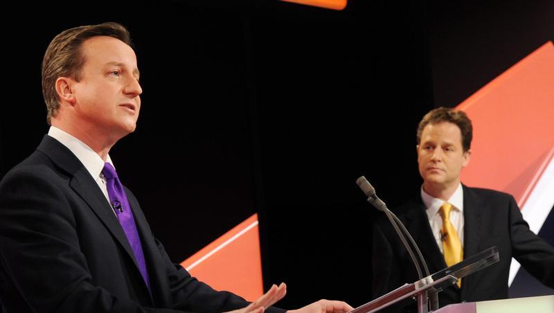 Der Führer der Konservativen, David Cameron (l), und der Führer der Liberaldemokraten, Nick Clegg, bei einer TV-Debatte. (Archivbild) Der Führer der Konservativen, David Cameron (l), und der Führer der Liberaldemokraten, Nick Clegg, bei einer TV-Debatte. (Archivbild)