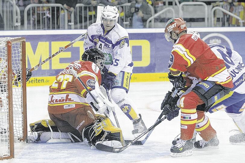 EHC-Stürmer Eric Schneider, der Topscorer der DEL, überwindet den erst 17-jährigen DEG-Torwart Mathias Niederberger zum 3:0. Dabei blieb es auch. Foto: Fishing4