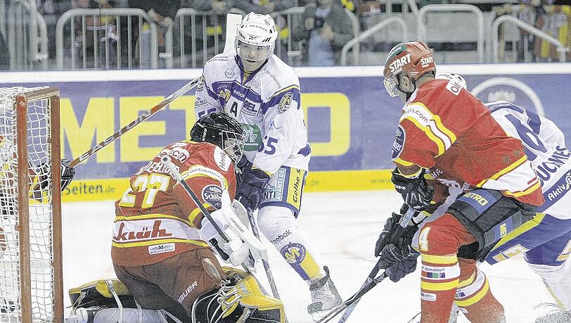 EHC-Stürmer Eric Schneider, der Topscorer der DEL, überwindet den erst 17-jährigen DEG-Torwart Mathias Niederberger zum 3:0. Dabei blieb es auch. Foto: Fishing4 EHC-Stürmer Eric Schneider, der Topscorer der DEL, überwindet den erst 17-jährigen DEG-Torwart Mathias Niederberger zum 3:0. Dabei blieb es auch. Foto: Fishing4