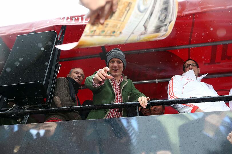Auf dem Champions-Truck feiern die Bayern-Stars den Triple-Gewinn. Die besten Feierfotos in der Bilderstrecke zum Durchklicken