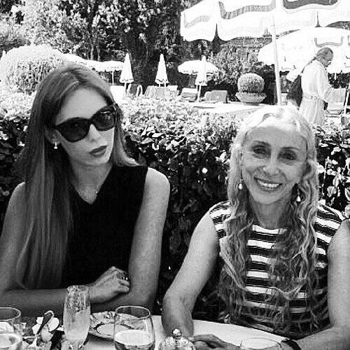 Das Model Liliana Matthäus mit der Chefin der italienischen Vogue, Franca Sozzani.