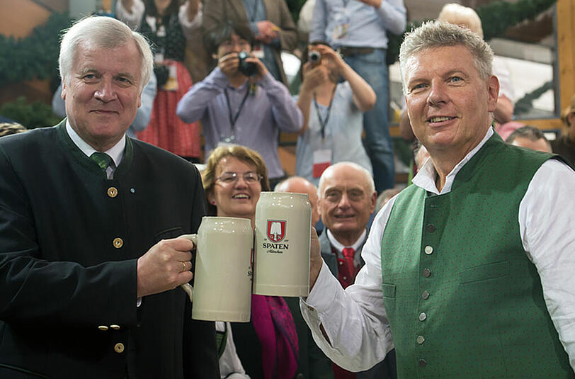 Vier Schläge, dann war "ozapft". Münchens Oberbürgermeister Dieter Reiter beim Wiesn-Anstich im Schottenhamel-Zelt.