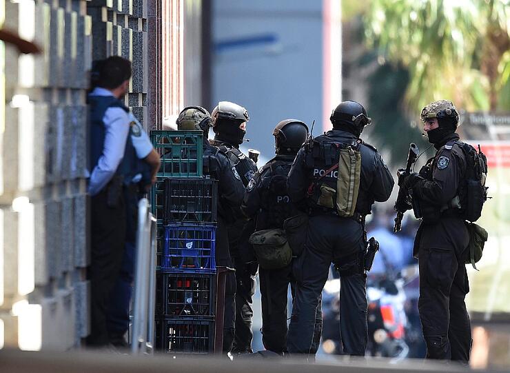Sydney im Ausnahmezustand: Ein Islamist hat in einem Cafe ca. 30 Menschen als Geisel genommen. Hunderte Polizisten sind im Einsatz.