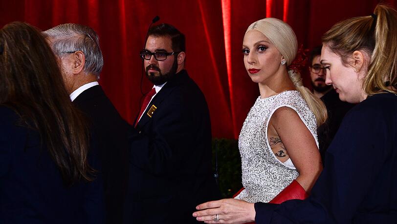 Komische "Putzhandschuhe": Lady Gaga bei den Oscars 2015 Komische "Putzhandschuhe": Lady Gaga bei den Oscars 2015