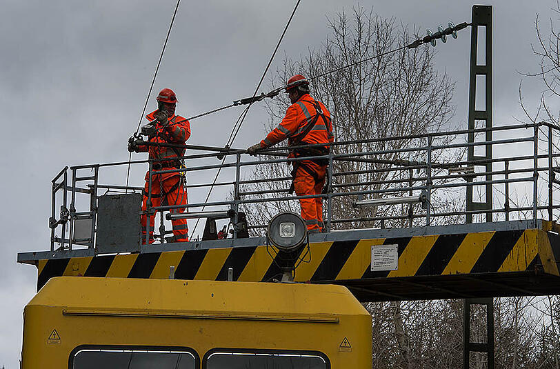 Die Aufräum- und Reparaturarbeiten sind in vollem Gange, wie hier auf der S-Bahnstrecke zwischen Höhenkirchen-Siegertsbrunn und Aying.