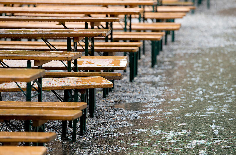 Mit dem Biergarten-Besuch wird's erstmal nix. Der Sommer 2015 startet äußerst ungemütlich.