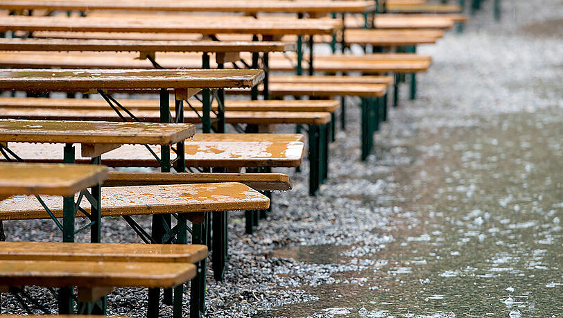 Mit dem Biergarten-Besuch wird's erstmal nix. Der Sommer 2015 startet äußerst ungemütlich. Mit dem Biergarten-Besuch wird's erstmal nix. Der Sommer 2015 startet äußerst ungemütlich.