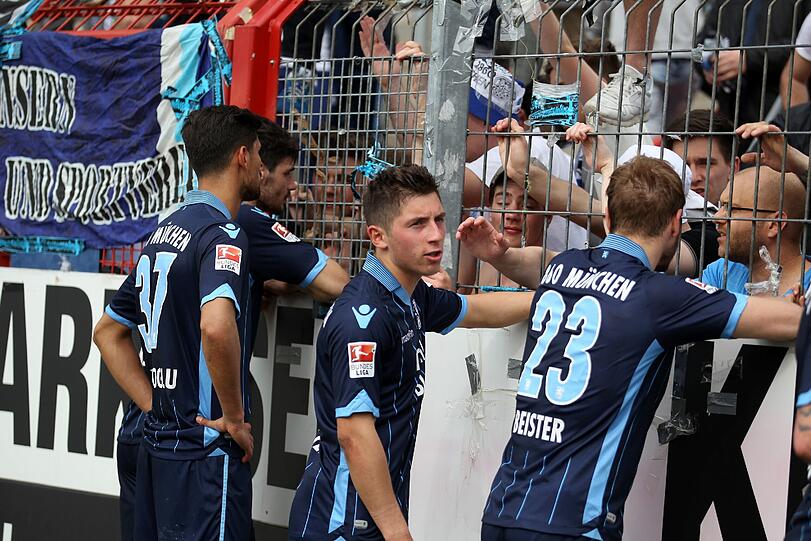 Chance verpasst Spiel verloren: Maximilian Wittek (M.)und Co. stellten sich nach der schwachen 1:3-Pleite in Karlsruhe den frustrierten Anhängern.