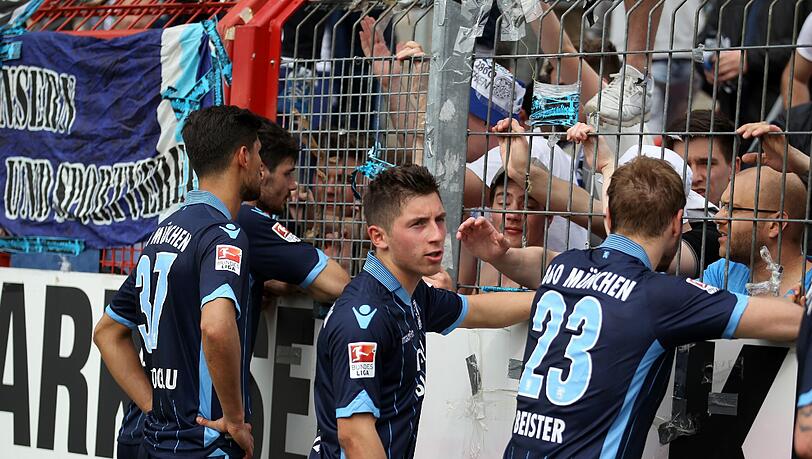 Chance verpasst Spiel verloren: Maximilian Wittek (M.)und Co. stellten sich nach der schwachen 1:3-Pleite in Karlsruhe den frustrierten Anhängern. Chance verpasst Spiel verloren: Maximilian Wittek (M.)und Co. stellten sich nach der schwachen 1:3-Pleite in Karlsruhe den frustrierten Anhängern.