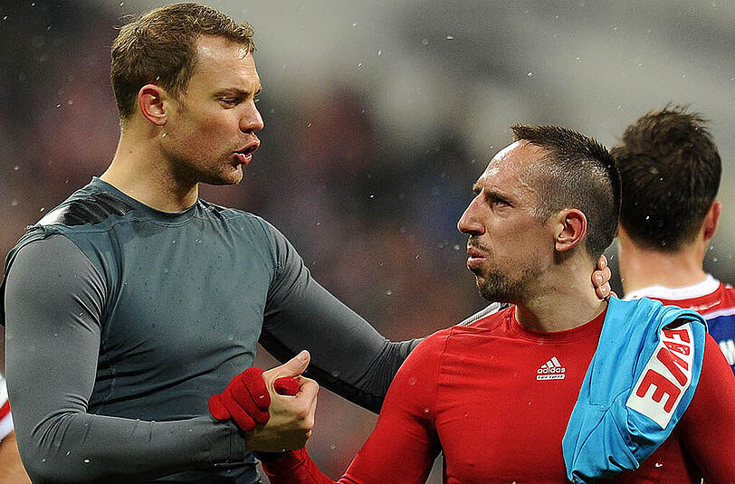 Auch ihre Autogramme prangten auf dem Weidener Vereinswappen: die Bayern-Stars Manuel Neuer (links) und Franck Ribéry.