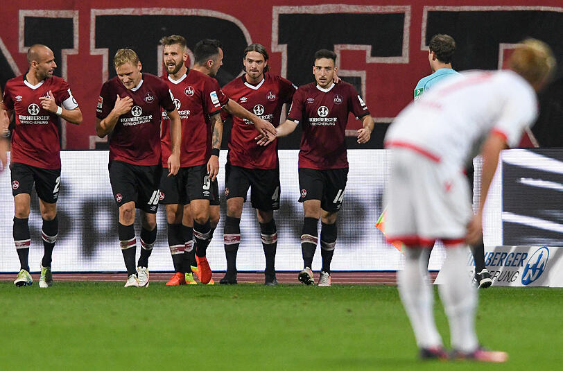 Nürnberg jubelt nach dem zwischenzeitlichen Treffer von Kevin Möhwald (r) zum 1:0 gegen Berlin.