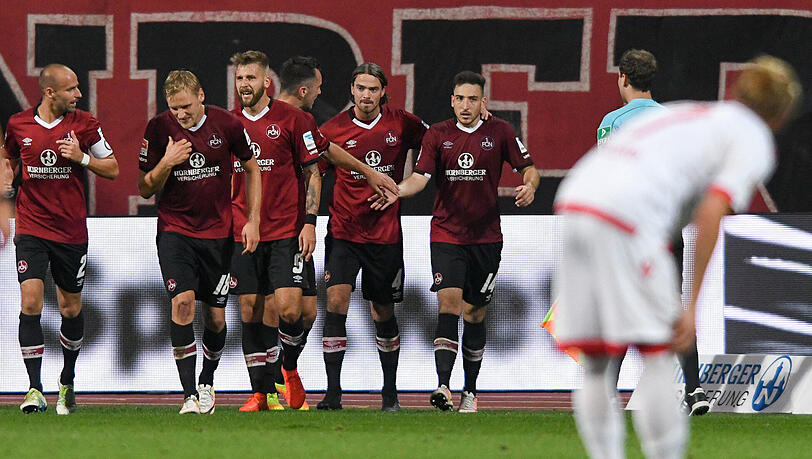 Nürnberg jubelt nach dem zwischenzeitlichen Treffer von Kevin Möhwald (r) zum 1:0 gegen Berlin. Nürnberg jubelt nach dem zwischenzeitlichen Treffer von Kevin Möhwald (r) zum 1:0 gegen Berlin.