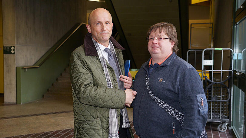 Dankeschön im Gericht: Werner M. (l.) hat sein Leben dem U-Bahn Fahrer Thomas W. zu verdanken.