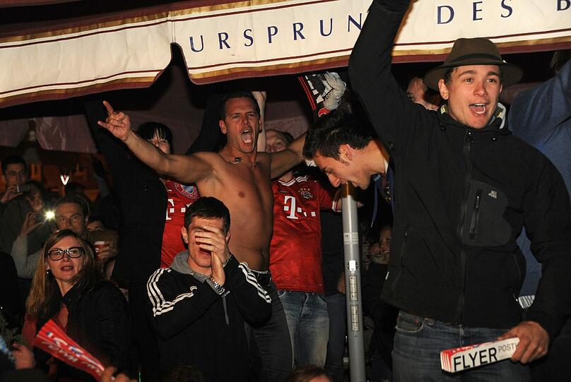 So ausgelassen feiern die Fans auf der Leopoldstraße den Bayern-Sieg. Die Bilder