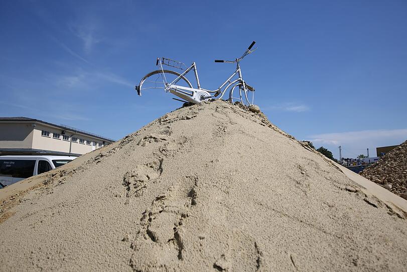 Ist das schon Kultur, oder steht da nur ein Fahrrad auf einem Sandhaufen? Die Wahrheit ist: Hier entsteht das Volkstheater.
