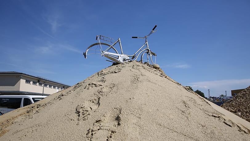 Ist das schon Kultur, oder steht da nur ein Fahrrad auf einem Sandhaufen? Die Wahrheit ist: Hier entsteht das Volkstheater. Ist das schon Kultur, oder steht da nur ein Fahrrad auf einem Sandhaufen? Die Wahrheit ist: Hier entsteht das Volkstheater.
