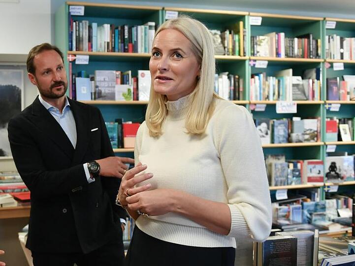Kronprinz Haakon von Norwegen und Kronprinzessin Mette-Marit im Berliner Buchladen Pankebuch.