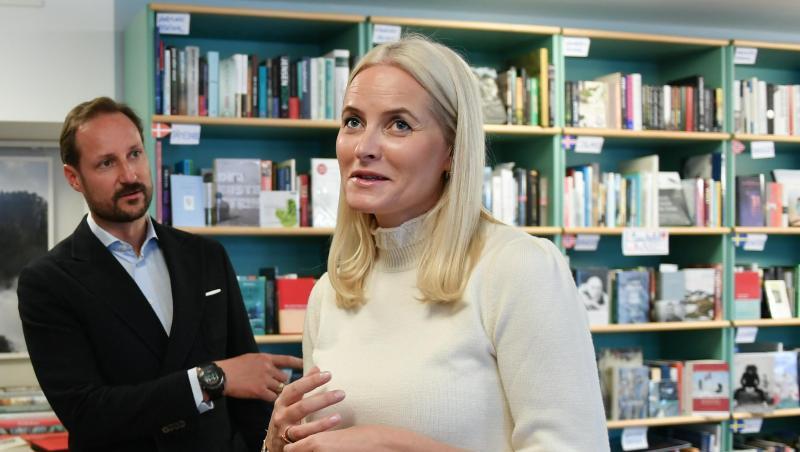 Kronprinz Haakon von Norwegen und Kronprinzessin Mette-Marit im Berliner Buchladen Pankebuch. Kronprinz Haakon von Norwegen und Kronprinzessin Mette-Marit im Berliner Buchladen Pankebuch.