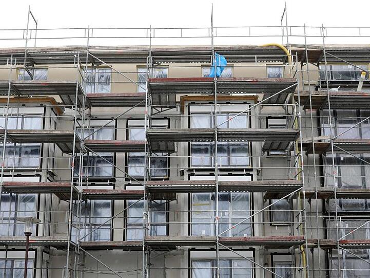 Neue Wohnhäuser werden gebaut. Foto: Bernd Wüstneck/dpa-Zentralbild/dpa/Symbolbild