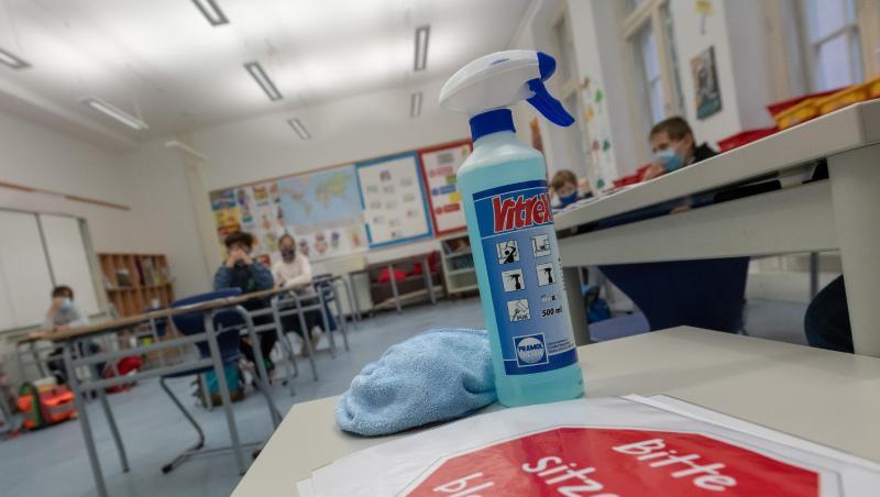 Desinfektionsmittel steht auf einem Tisch in einem Klassenzimmmer. Foto: Peter Kneffel/dpa/Symbolbild Desinfektionsmittel steht auf einem Tisch in einem Klassenzimmmer. Foto: Peter Kneffel/dpa/Symbolbild