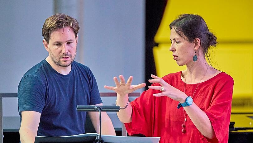 Der Dirigent Clemens Schuldt bei einer Probe mit der litauischen Komponistin Juste Janulyte.