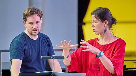 Der Dirigent Clemens Schuldt bei einer Probe mit der litauischen Komponistin Juste Janulyte.