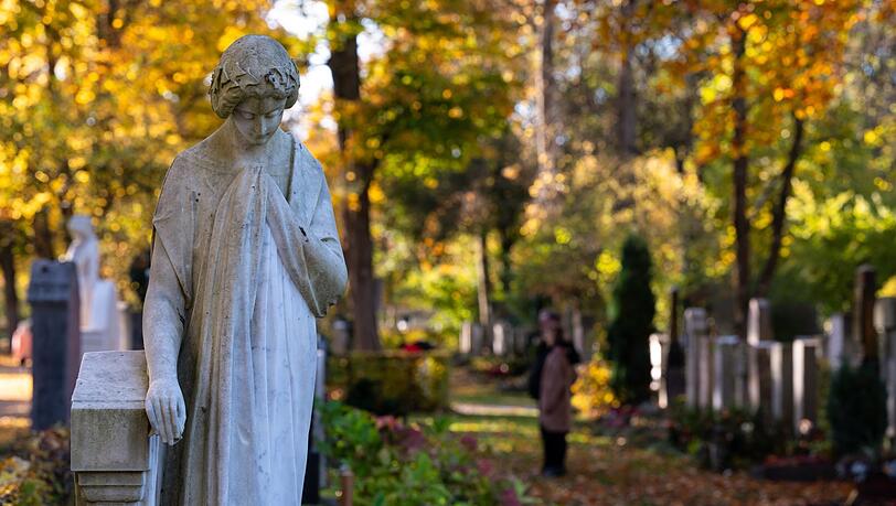 Eine stille Szene am Westfriedhof. Für Beerdigungen während der Pandemie gelten viele neue Regeln. Hinterbliebene und Bestatter müssen sich darauf einstellen.