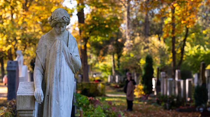 Eine stille Szene am Westfriedhof. Für Beerdigungen während der Pandemie gelten viele neue Regeln. Hinterbliebene und Bestatter müssen sich darauf einstellen.