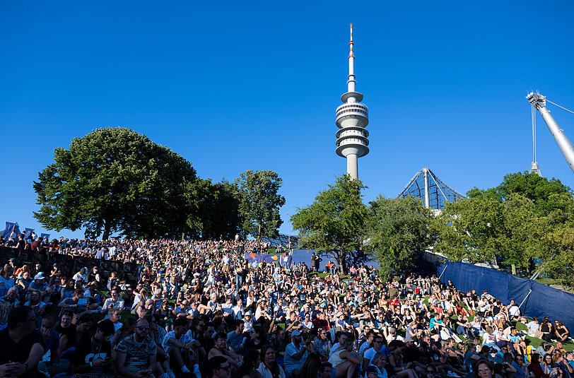 Die Zuschauer warten vor dem Start der Europena Championships auf die Eröffnung. Im Hintergrund: Der berühmte Olympiaturm.