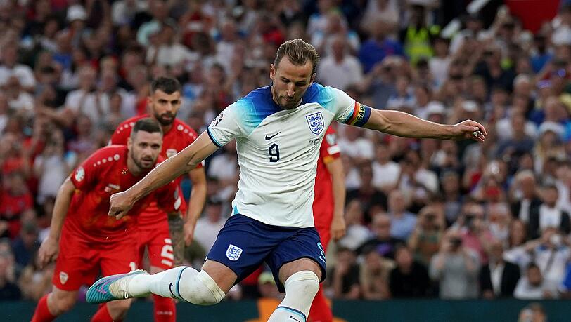 Harry Kane aus England trifft Elfmeter.