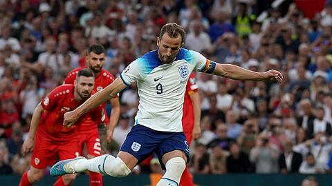 Harry Kane aus England trifft Elfmeter.