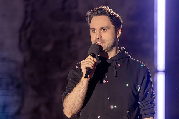 Musikkabarettist und Stand-up-Comedian Markus Henrik alias Dr. Pop ist 2025 mit seinem Programm "Hitverdächtig" auf Tour unterwegs. Musikkabarettist und Stand-up-Comedian Markus Henrik alias Dr. Pop ist 2025 mit seinem Programm "Hitverdächtig" auf Tour unterwegs.